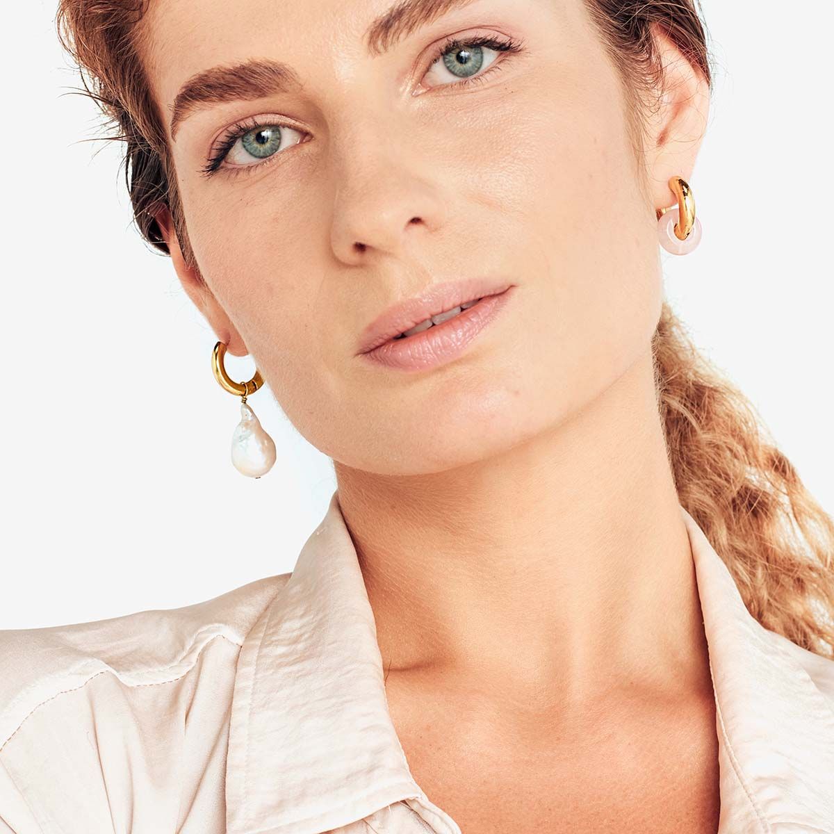 Baroque pearl and rose quartz earrings - Perlenohrringe - Gold